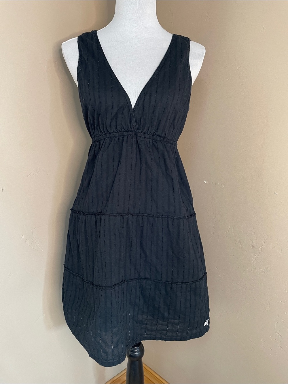 Volcom Women’s Black V-Neck Sleeveless Dress, Large